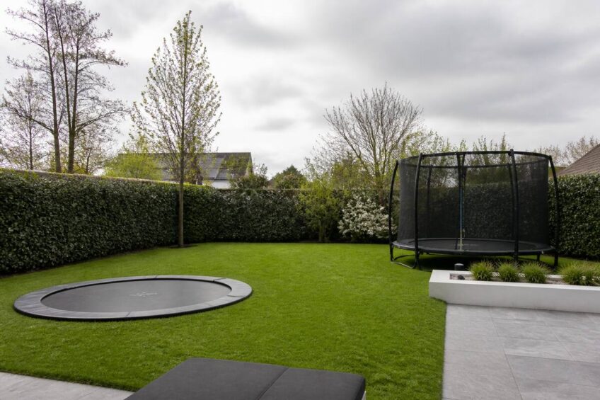 Inground en opbouw trampoline in een achtertuin